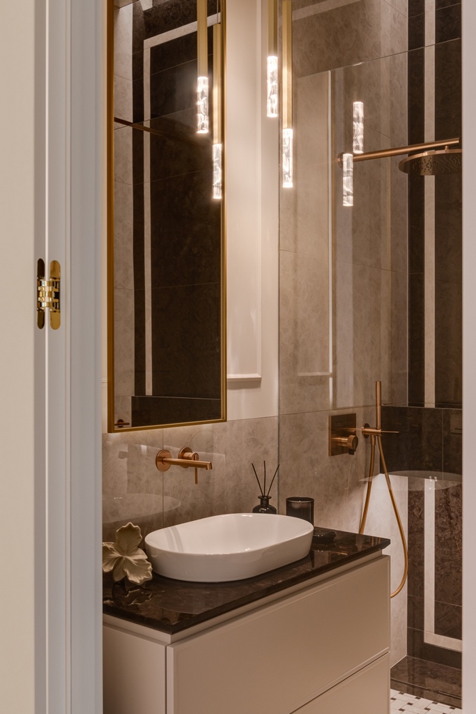 Drzwi wysokie w apartamencie – zdjęcie 3