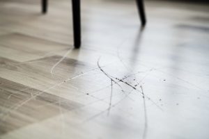 Jak naprawić uszkodzone panele podłogowe?